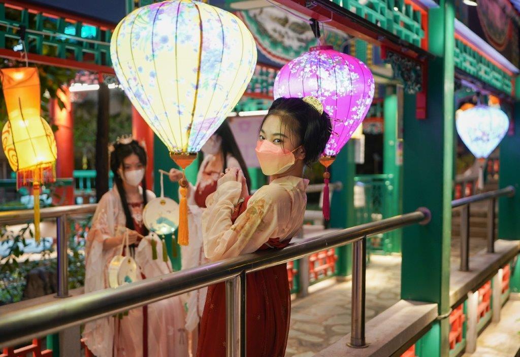 嗇色園黃大仙祠中秋辦花燈園遊會。(李睿哲攝)