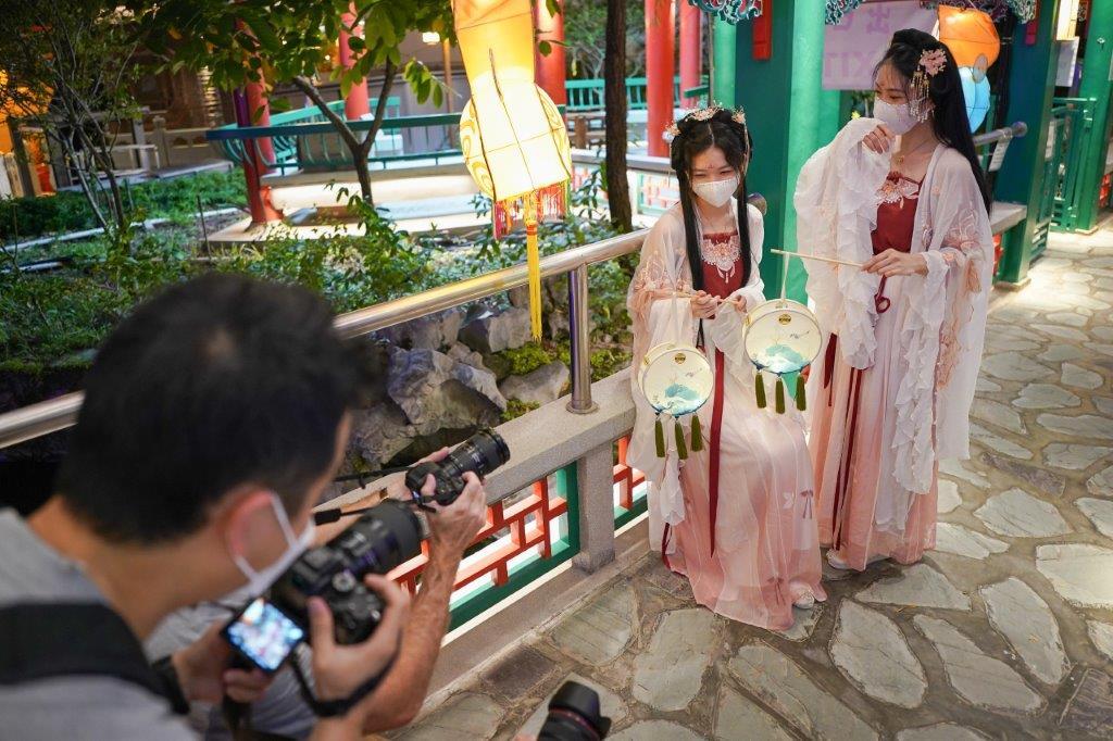 嗇色園黃大仙祠中秋辦花燈園遊會。(李睿哲攝)