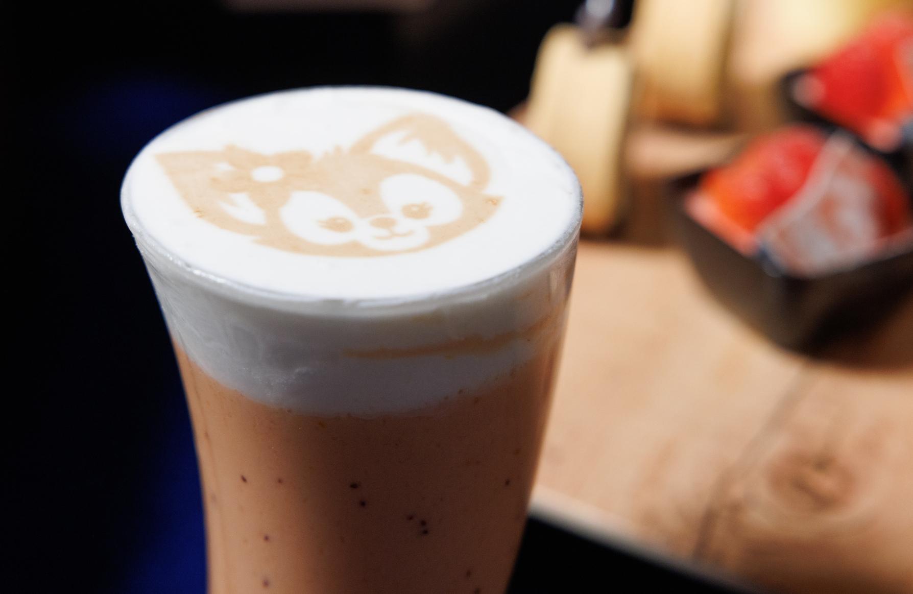 蜜桃士多啤梨乳酪特飲更印上了Linabell的肖像! (蘇文傑攝)