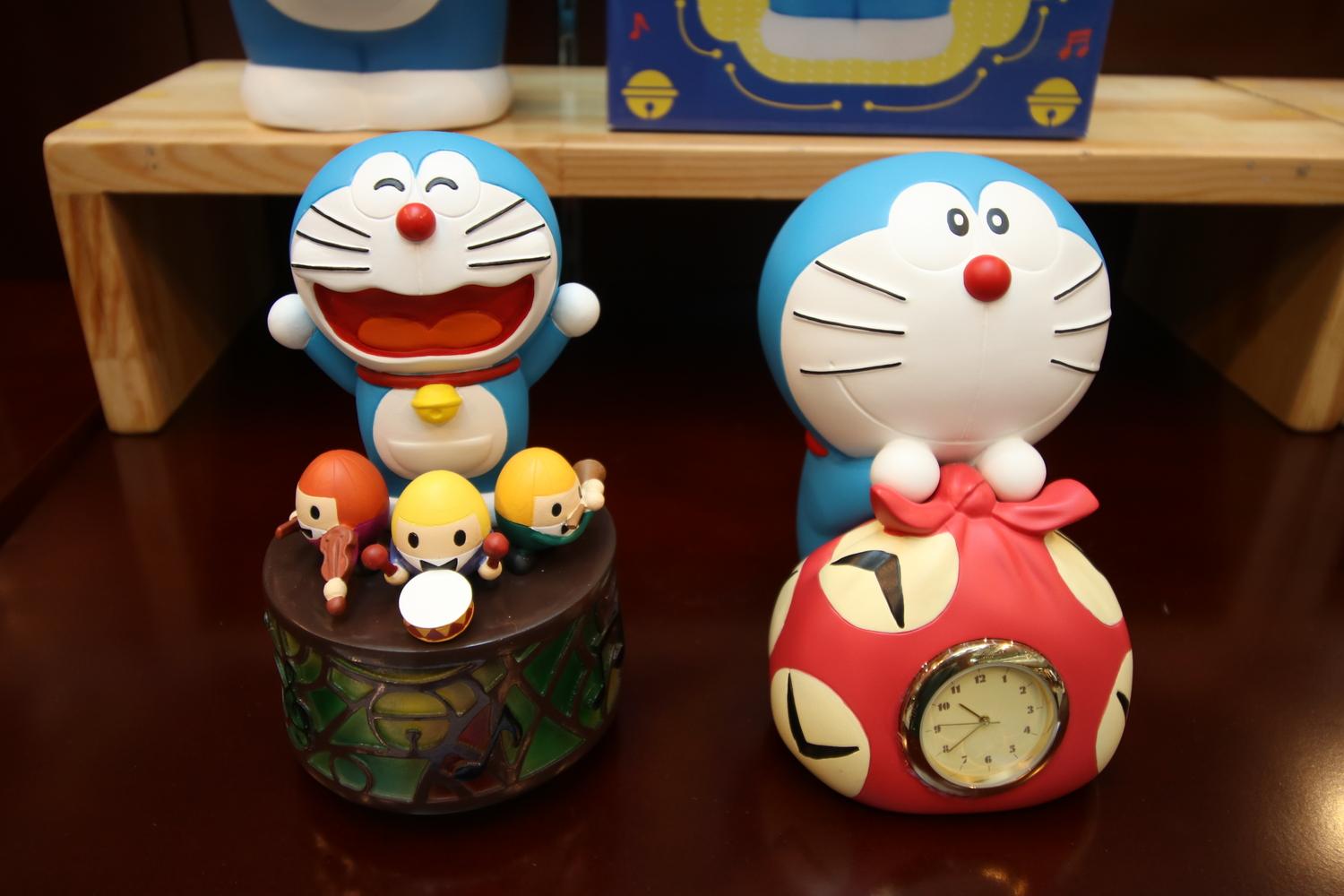 (左)多啦A夢音樂盒;(右)多啦A夢桌上時鐘 時間布