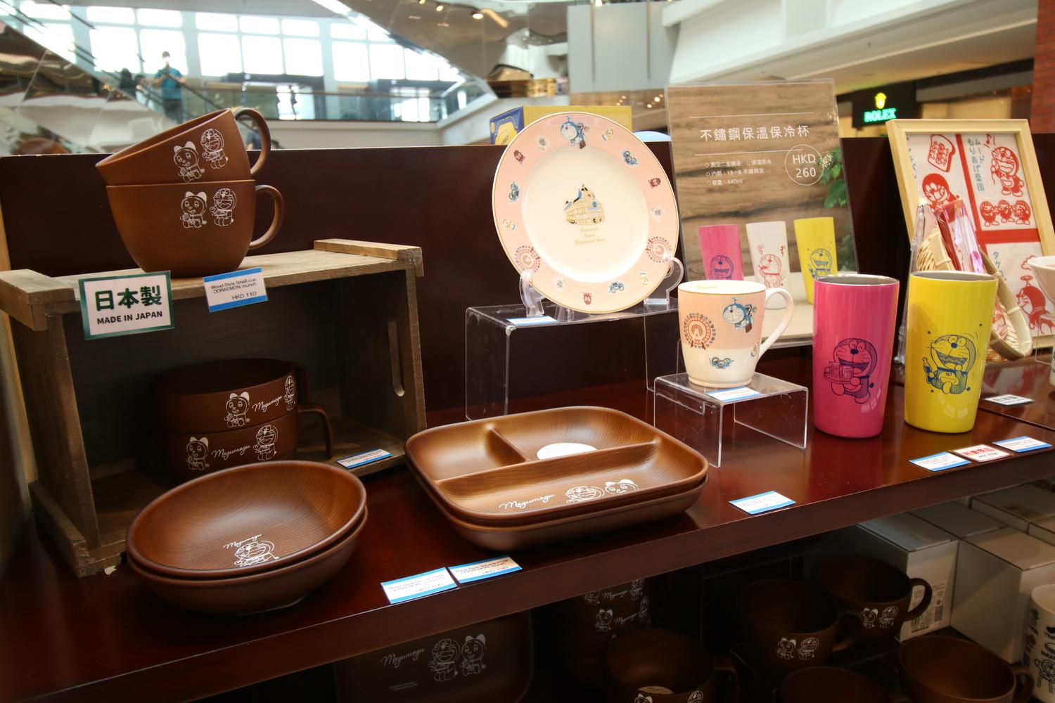 亦有不少生活用品,如杯子、木碗、碟子等。