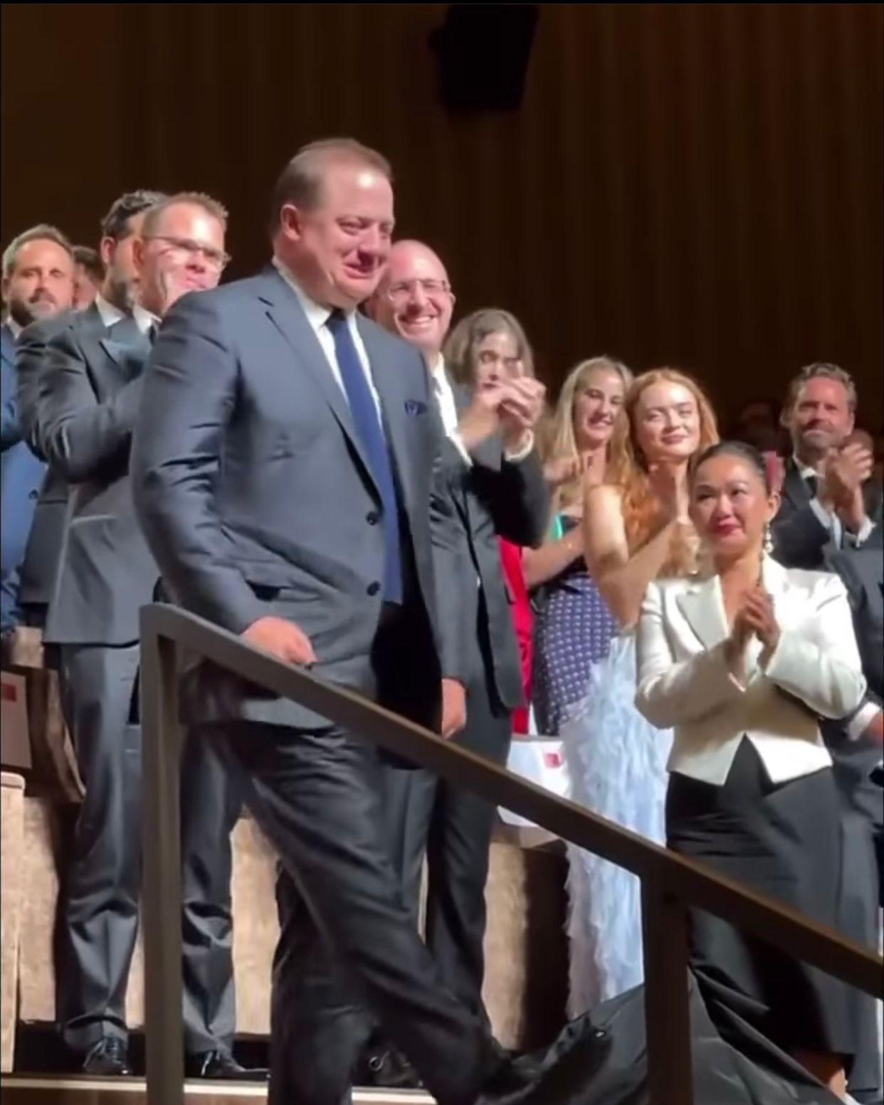 班頓費沙站立接受觀眾掌聲時一度感動落淚。