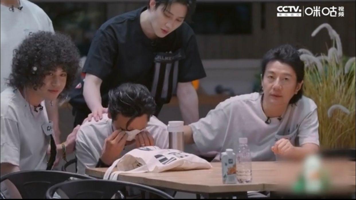 面對隊員淘汰,Alex忍不住流下男兒淚。