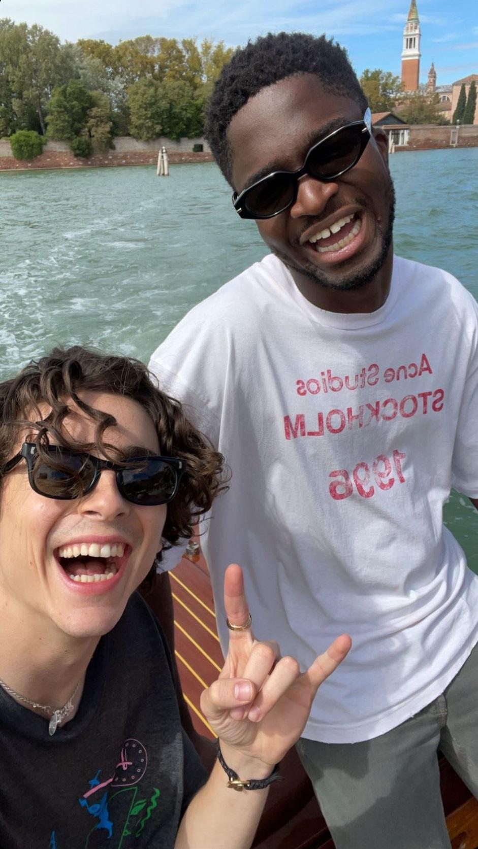 「甜茶」添麥菲查洛美抵達水都後興奮拍照。