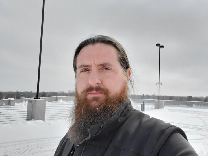 憑AI生成圖在藝術比賽獲獎的39歲桌遊設計師艾倫(Jason M. Allen)。(互聯網)