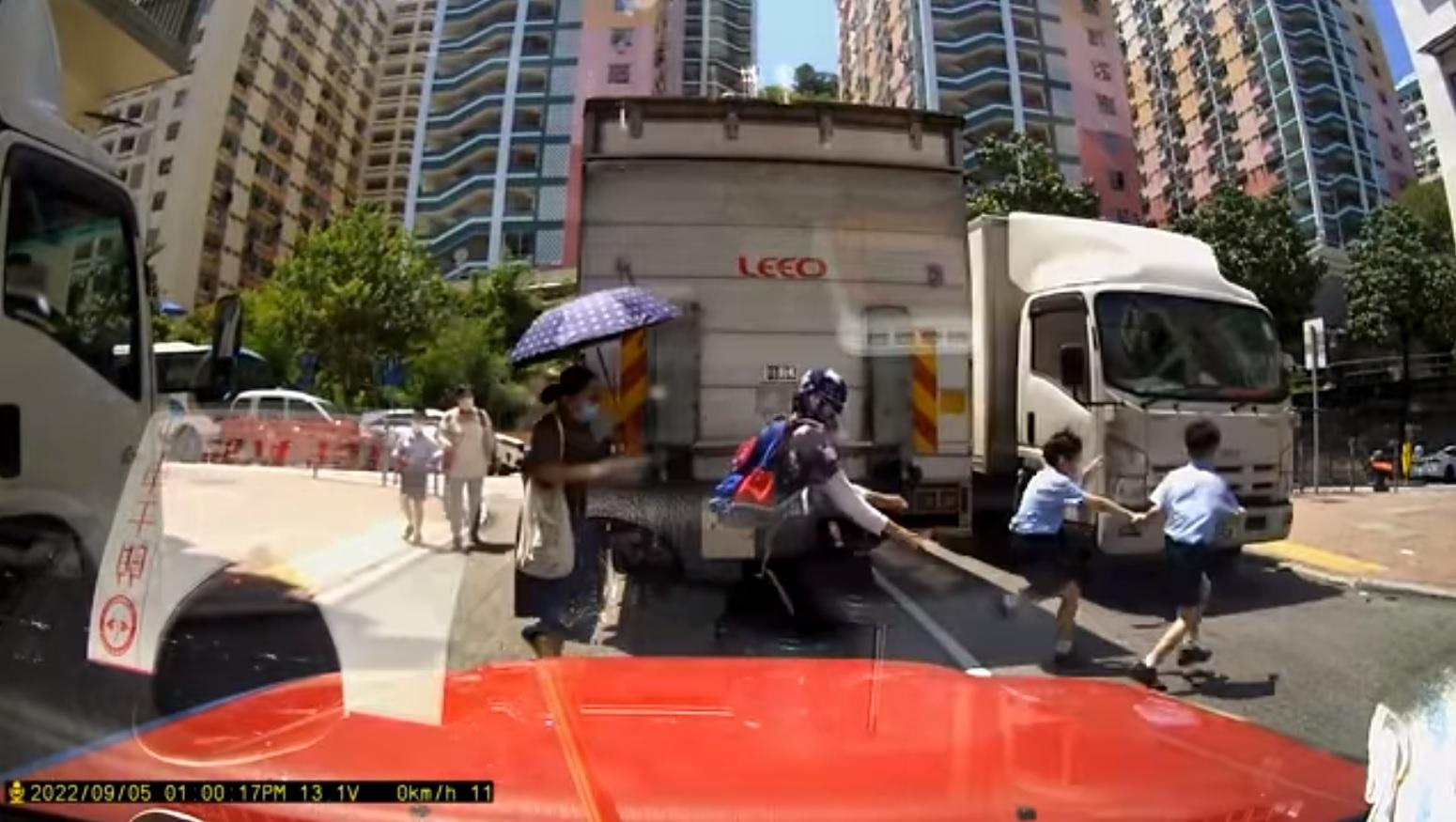 剛好有貨車轉彎駛入