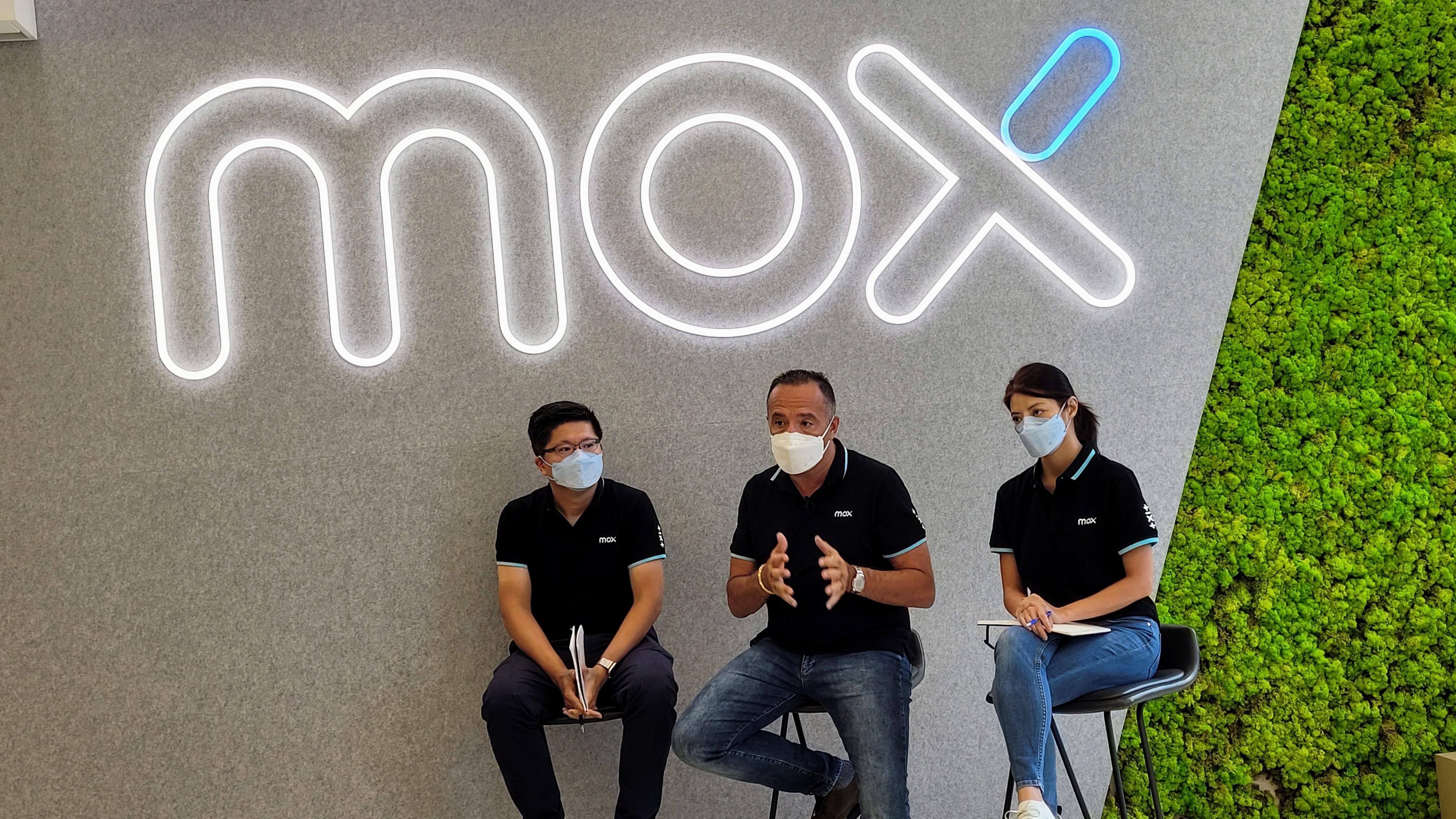 (左起) Mox企業事務和策略主管許崇軒Edwin、行政總裁胡博思Barbaros Uygun和顧客策略及發展總監馮婉欣Haymans。