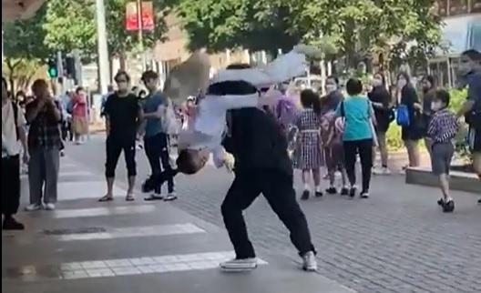 網上熱話|男女爭執拉扯 女方遭抱起「鉸剪腳」反撻男落地