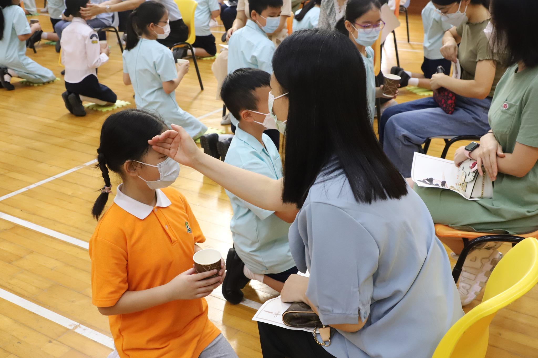 福建中學附屬學校校長:下跪奉茶冀學生體驗傳統非宣傳愚孝