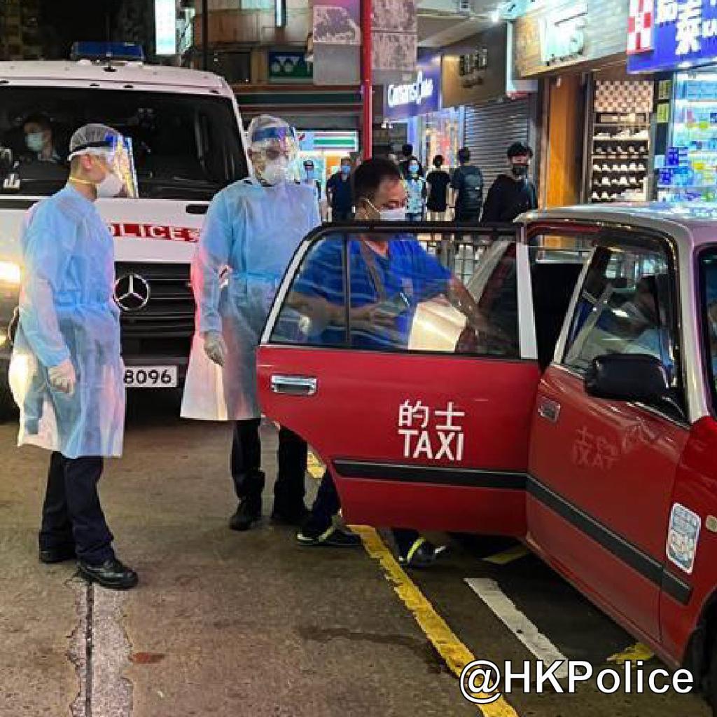 警方在9月2日共押送4名涉嫌違反隔離令外出的確診者,前往竹篙灣社區隔離設施。(FB專頁「香港警察 Hong Kong Police」)