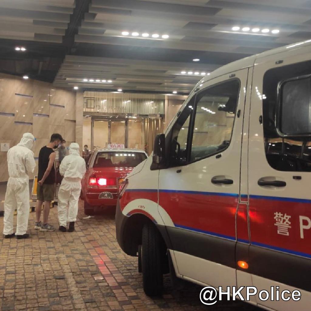 警方在9月2日共押送4名涉嫌違反隔離令外出的確診者,前往竹篙灣社區隔離設施。(FB專頁「香港警察 Hong Kong Police」)