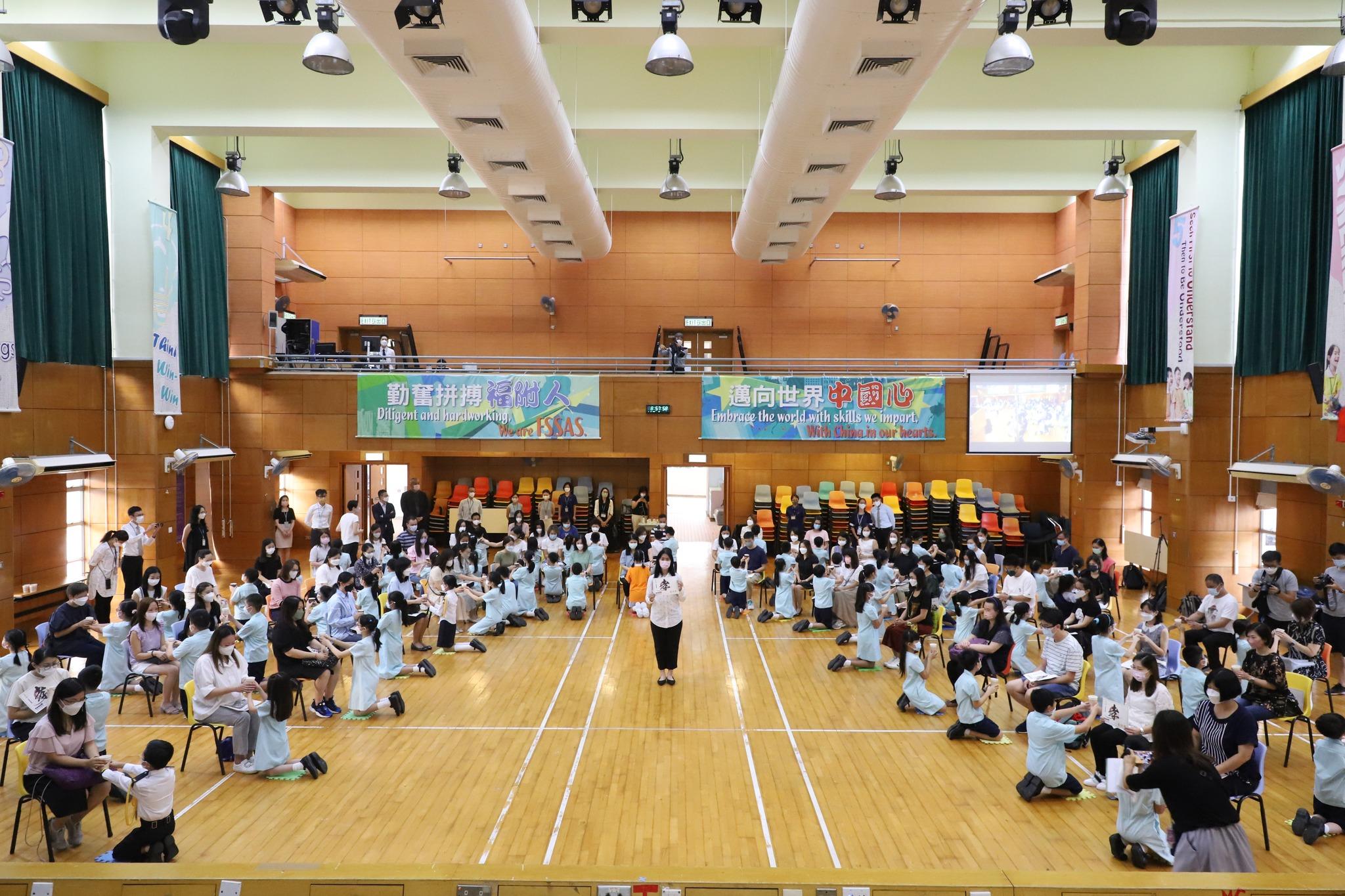 福建中學附屬學校校長:下跪奉茶冀學生體驗傳統非宣傳愚孝