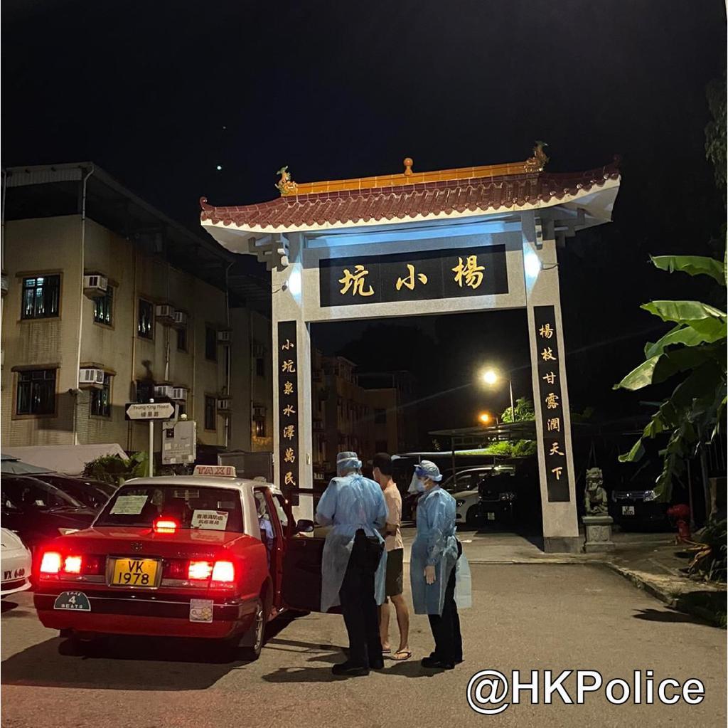 警方在9月2日共押送4名涉嫌違反隔離令外出的確診者,前往竹篙灣社區隔離設施。(FB專頁「香港警察 Hong Kong Police」)