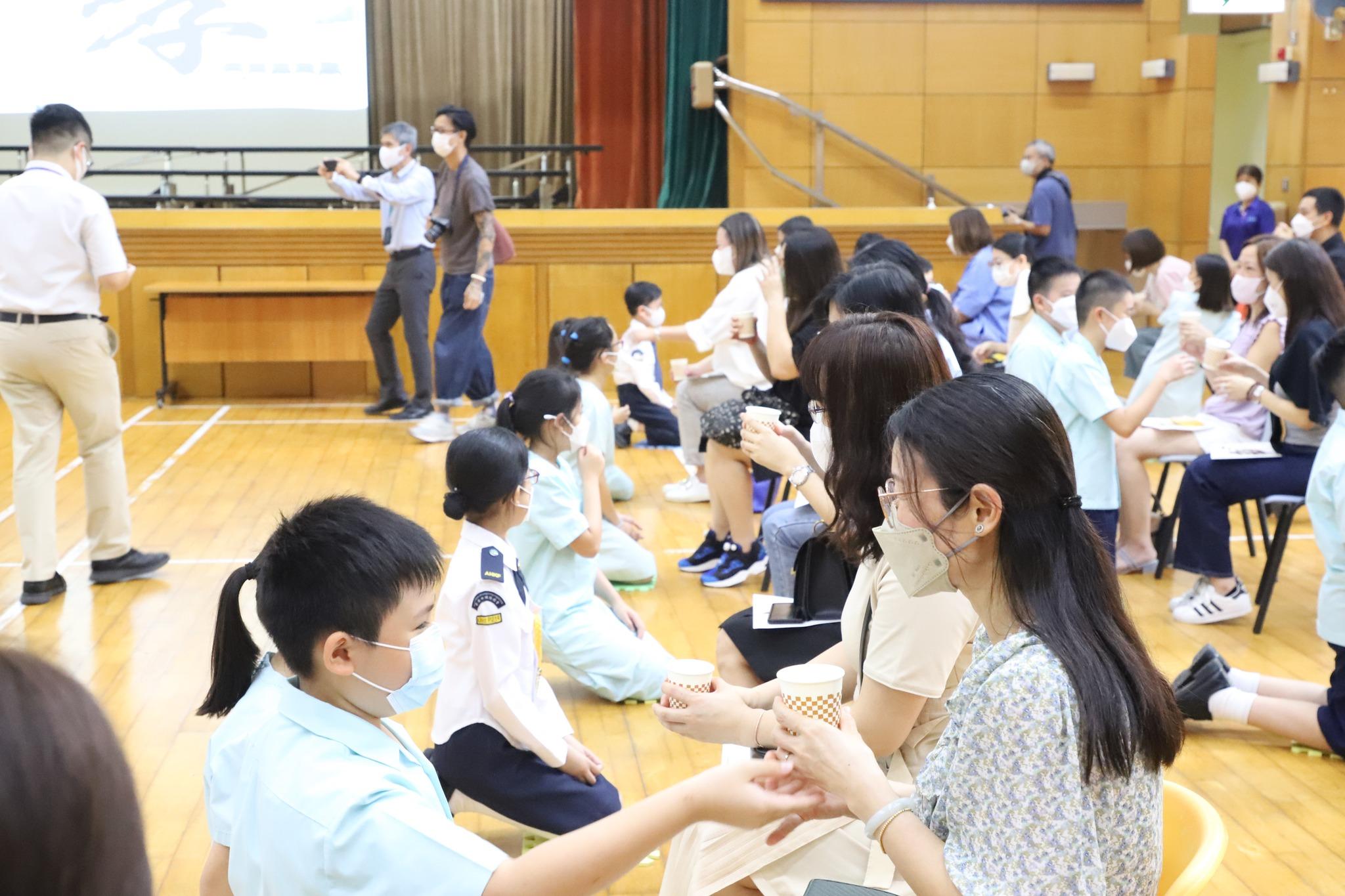 福建中學附屬學校校長:下跪奉茶冀學生體驗傳統非宣傳愚孝