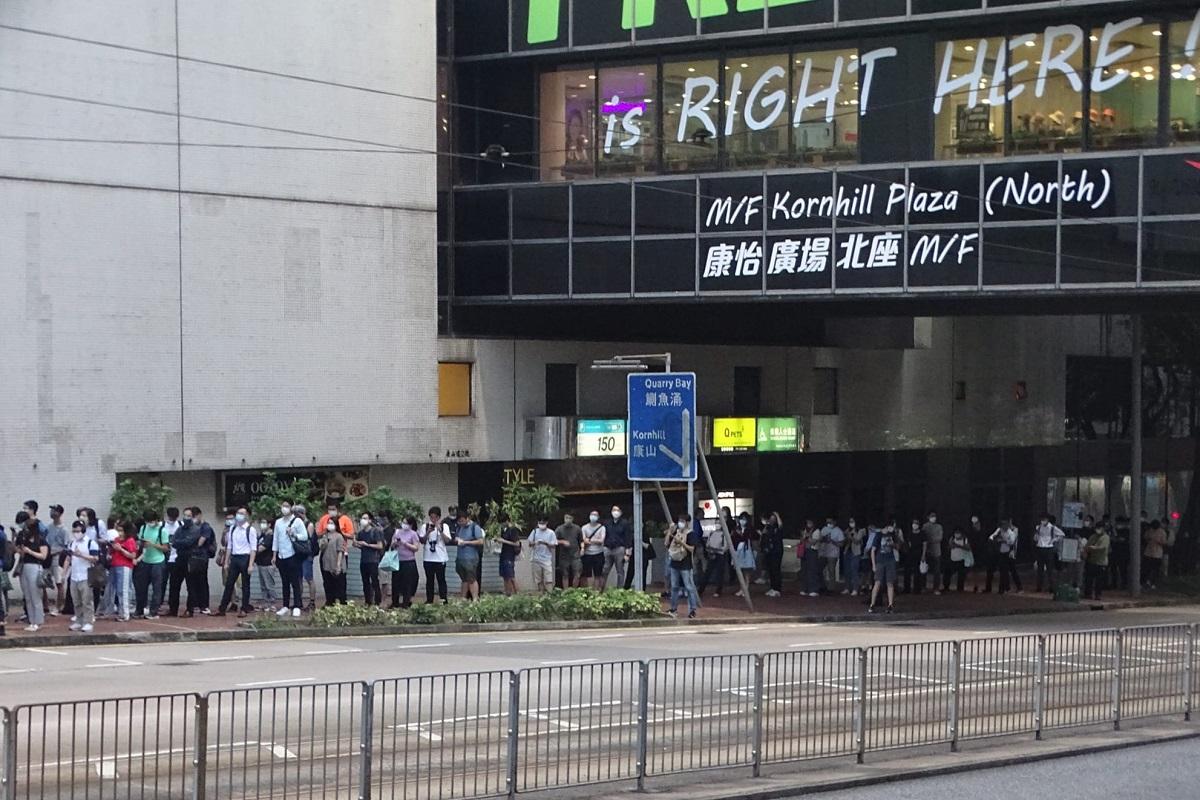 昨日放工時間大批市民在康怡廣場外排隊等巴士,據指他們正輪候948E線。(網民Roger Poon@FB群組「青衣街坊吹水會」)