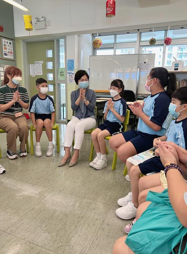 蔡若蓮到學校接種第4針,身體力行籲家長盡早帶子女打針。(蔡若蓮Facebook圖片)