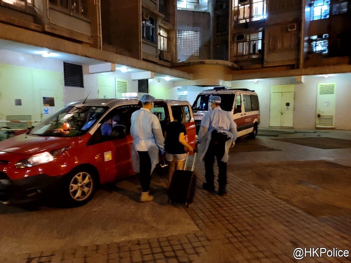 警方在9月6日共押送9名涉嫌違反隔離令外出的確診者,前往竹篙灣社區隔離設施。(FB專頁「香港警察 Hong Kong Police」)