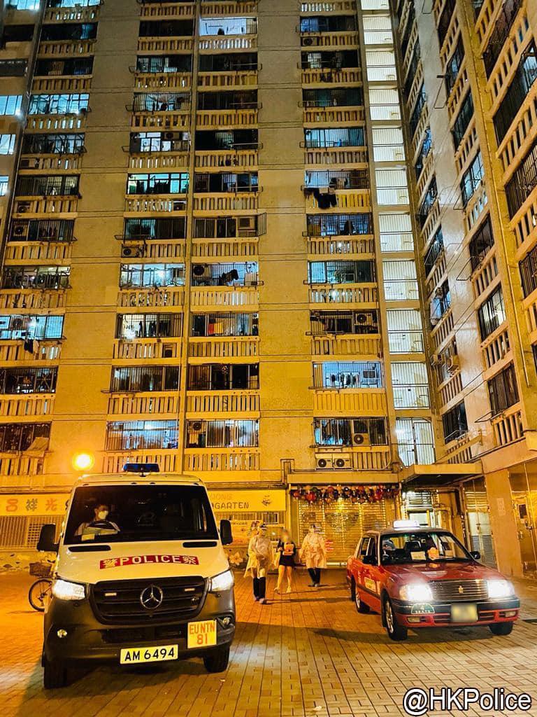 警方在9月6日共押送9名涉嫌違反隔離令外出的確診者,前往竹篙灣社區隔離設施。(FB專頁「香港警察 Hong Kong Police」)