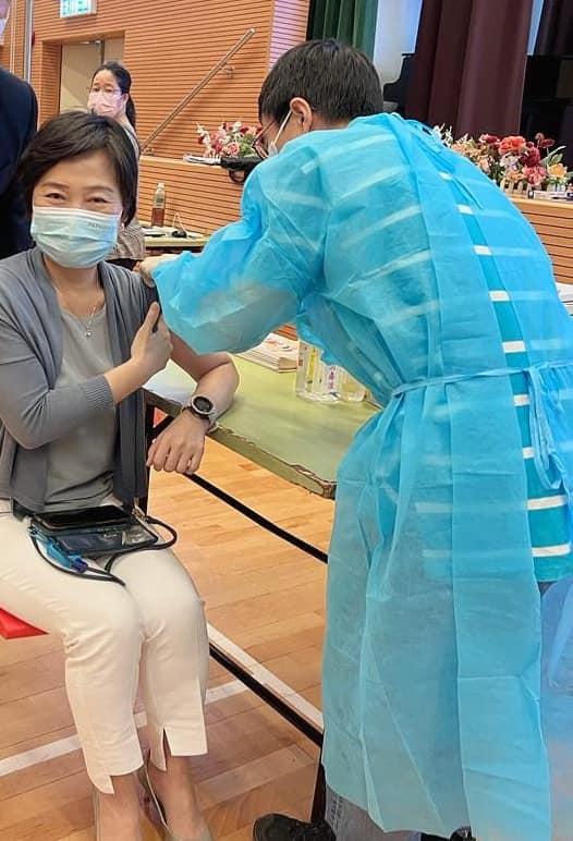 蔡若蓮到學校接種第4針,身體力行籲家長盡早帶子女打針。(蔡若蓮Facebook圖片)