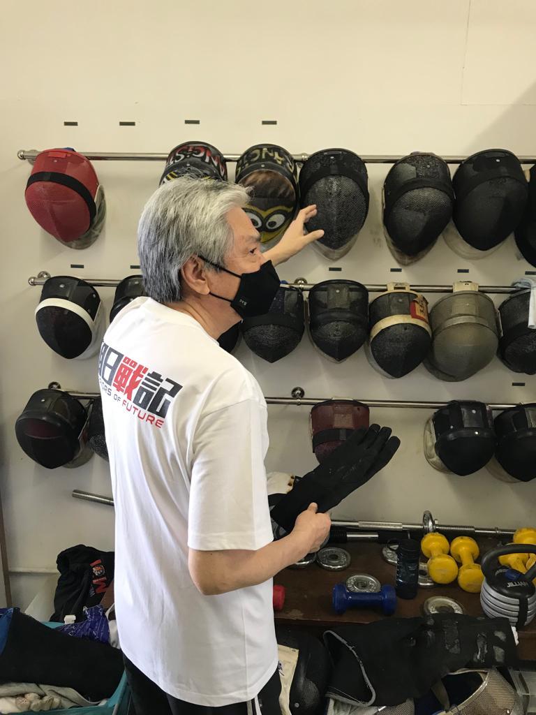 曾俊華連去練劍都穿《明日戰記》的T-裇。(曾俊華FB)