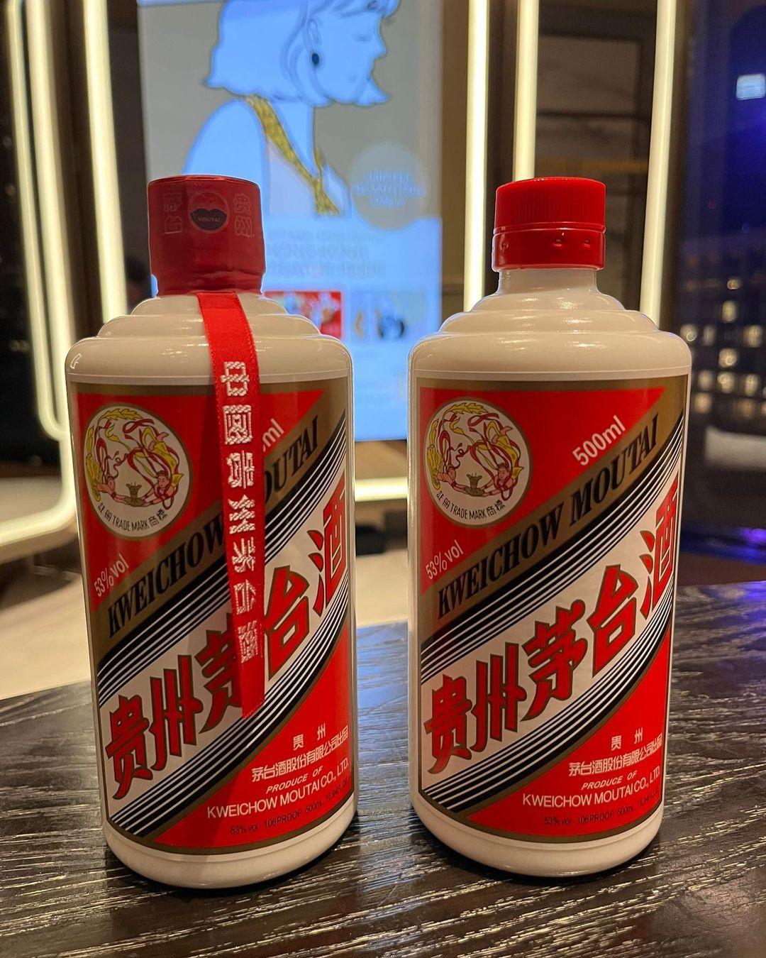 林作的下屬晒出兩支茅台。