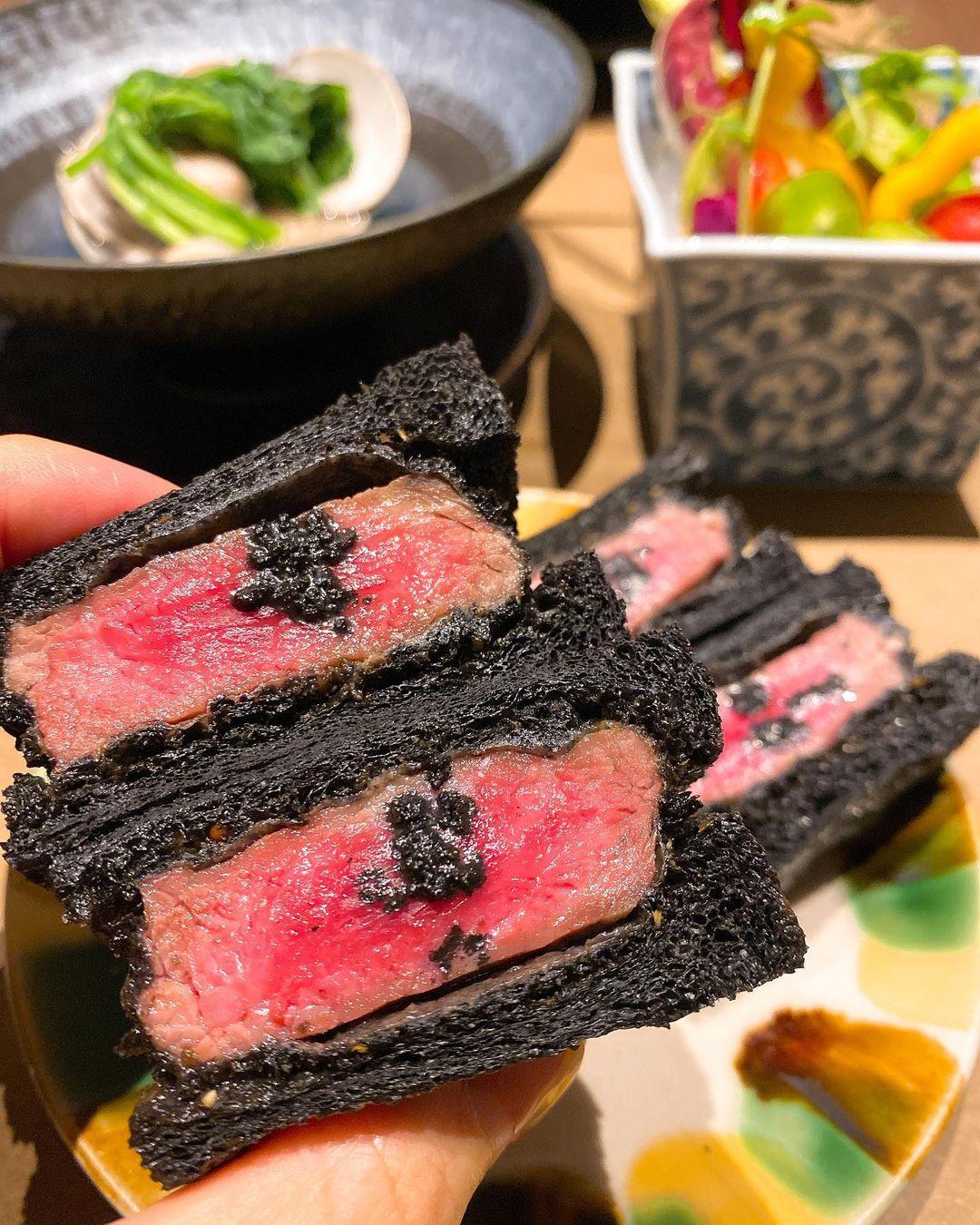 用竹炭麵包夾著香脆炸和牛,外脆內軟(相片來源:instagram:misa_stagram_osaka)