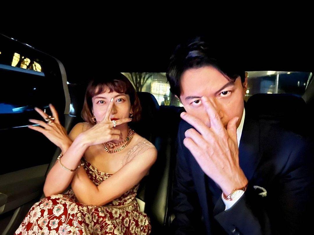 福山雅治演湯川學的招牌手勢。