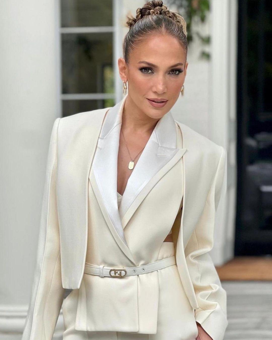 珍妮花洛庇絲以全白打扮現身。