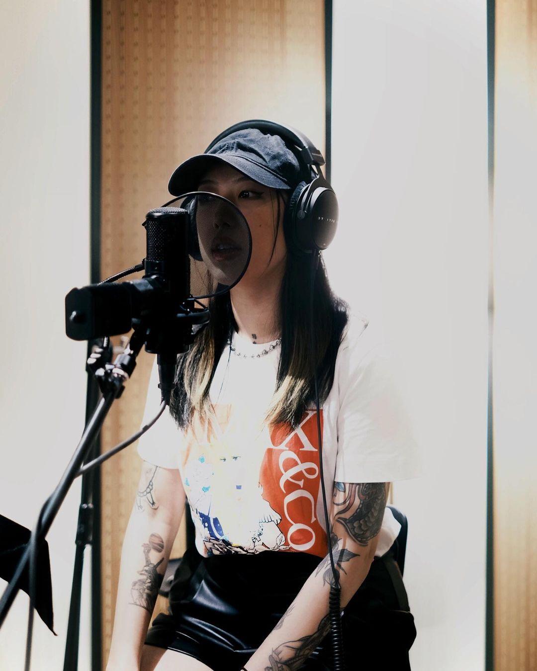 CK分享自己錄音時的照片。