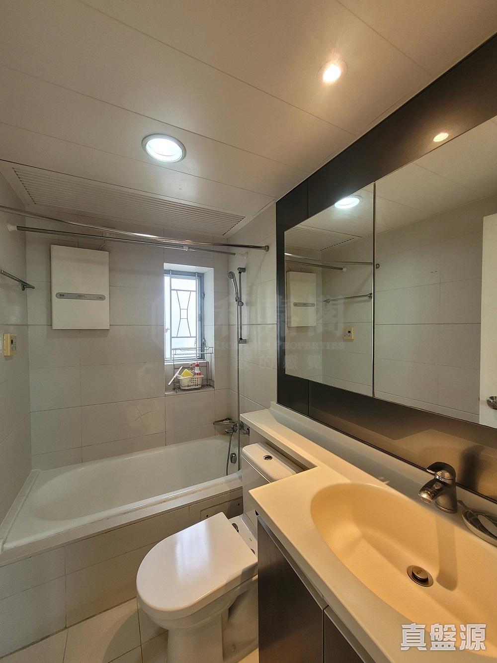浴室屬明廁,裝修企理。(代理提供相片)