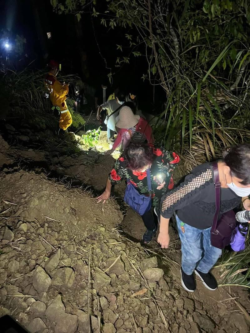 花蓮赤科山被困遊客在救援人員引領下,攀過落石前往安全地點。(互聯網)