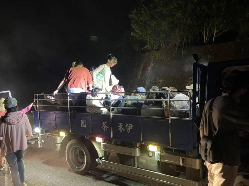花蓮赤科山被困遊客獲救後,由貨車載到民宿暫時安置。(互聯網)