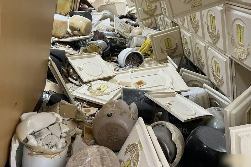 台東鹿野骨灰龕場大批骨灰龕倒地。(互聯網)