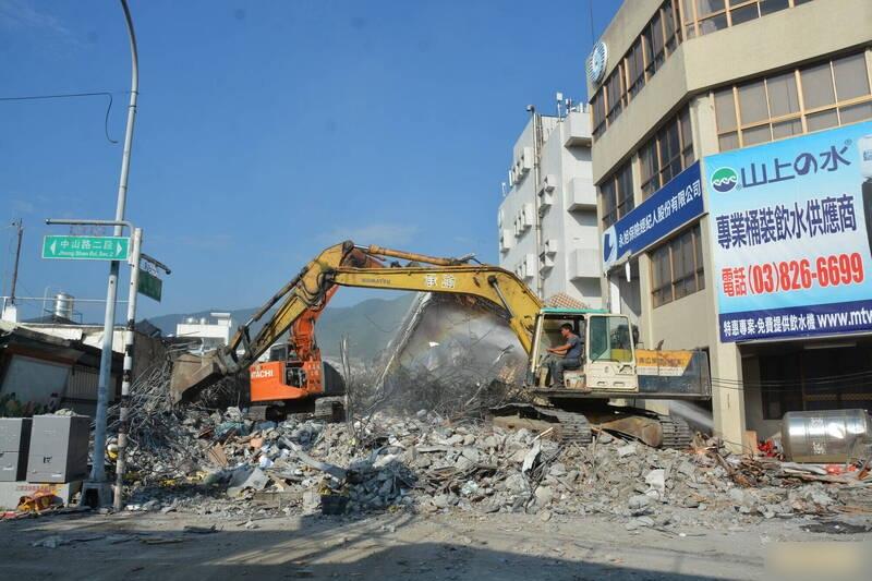 花蓮玉里倒塌樓房現場正在清理。(互聯網)