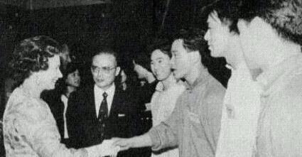 張國榮與女王握手。(無綫畫面截圖)