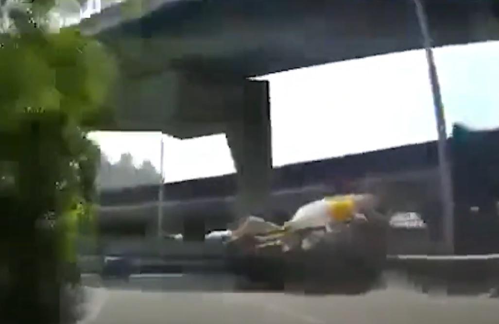 車Cam直擊|田螺車墮橋一刻片段曝光 疑失平衡向右傾側炒壆再墮橋