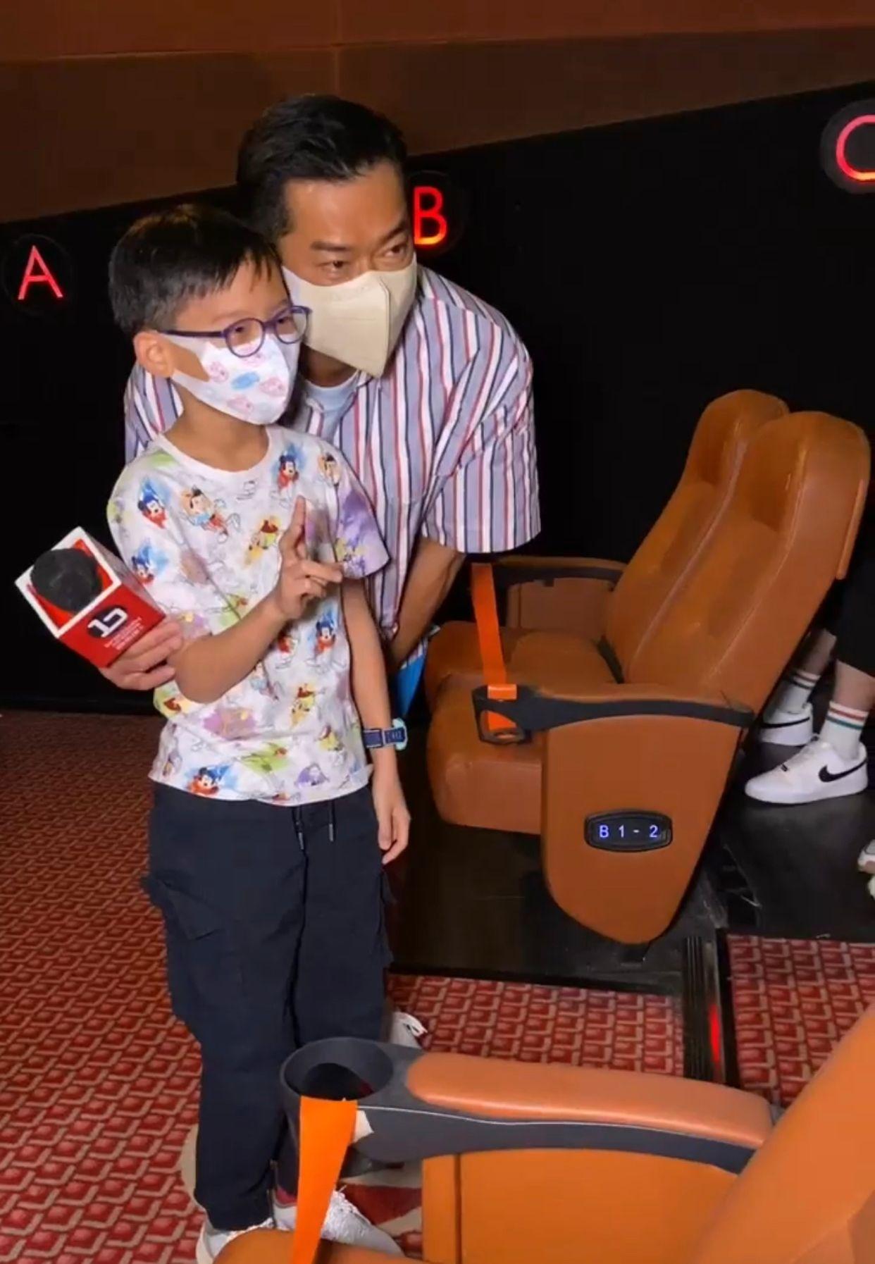 古天樂到戲院獲一家大細影迷支持,場面熱鬧。