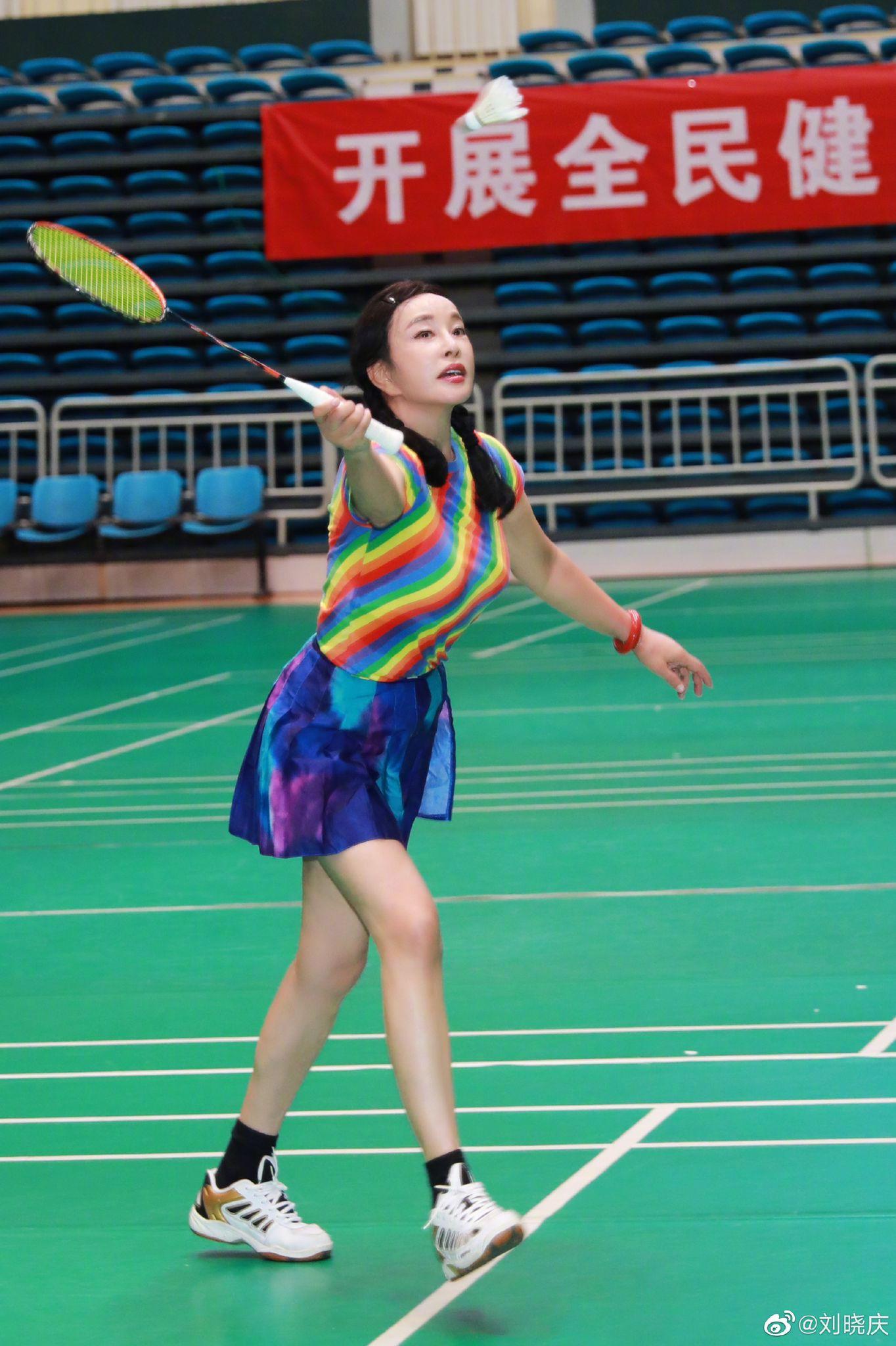 劉曉慶穿上短裙仔打羽毛球照,少女味十足。