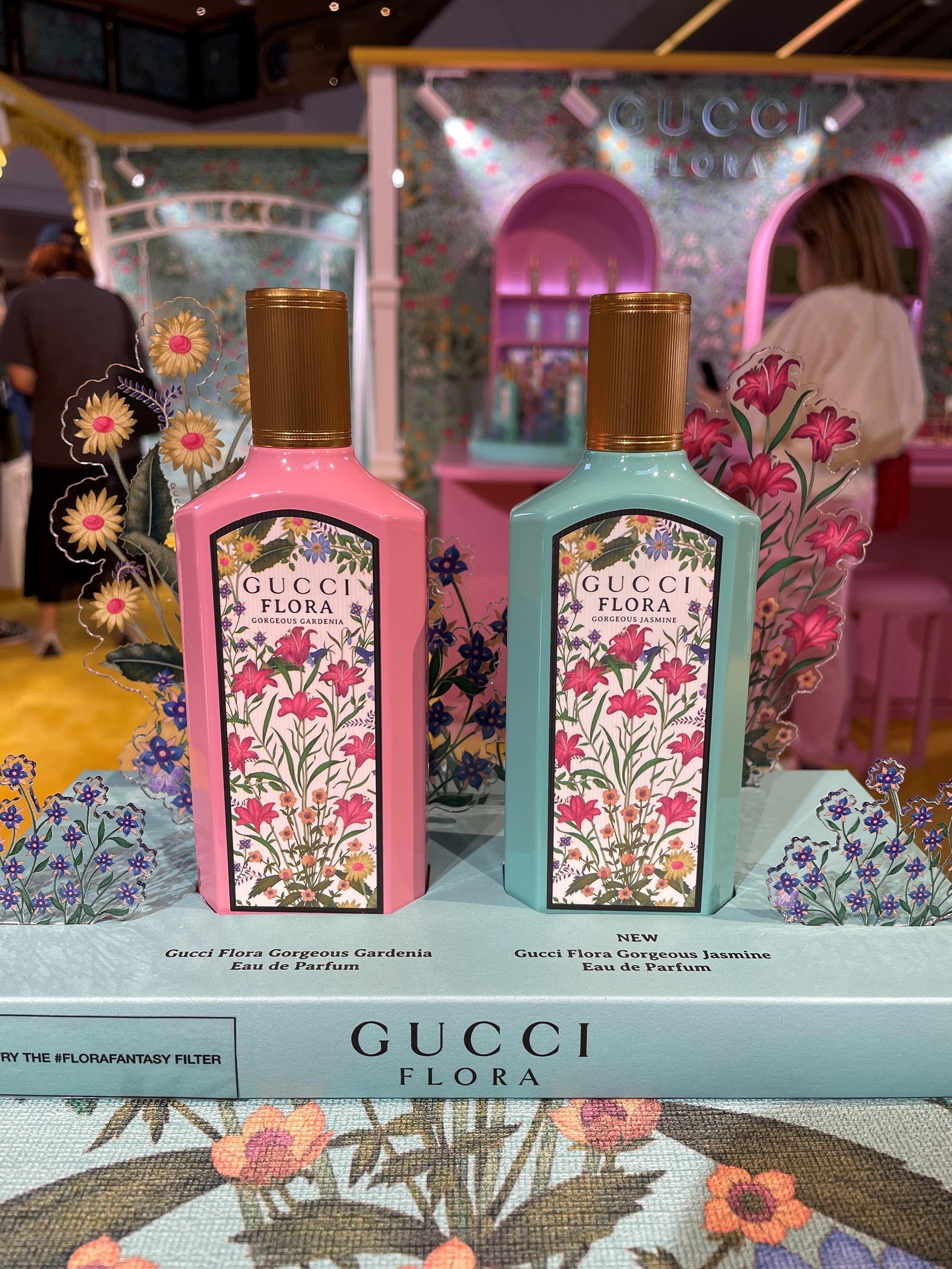 (左) Flora Gorgeous Jasmine香氛散發由素馨花主導的明亮氣息,高貴茉莉花的幽香延綿繚繞。$640/30ml、$895/50ml、$1,220/100ml (右)Flora Gorgeous Gardenia香氛以經典花香以梔子花為主調。