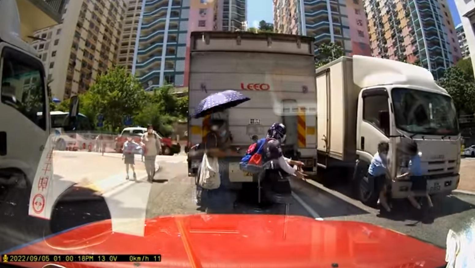 車Cam直擊|土瓜灣兩學童車隙衝馬路 兜面遭貨車撞倒地