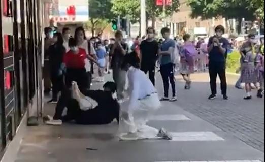 網上熱話|男女爭執拉扯 女方遭抱起「鉸剪腳」反撻男落地