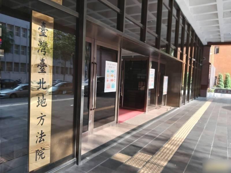 涉事男子罵抖腳女「賤」,被台北地方法院以公然侮辱罪罰款8000元新台幣。(互聯網)