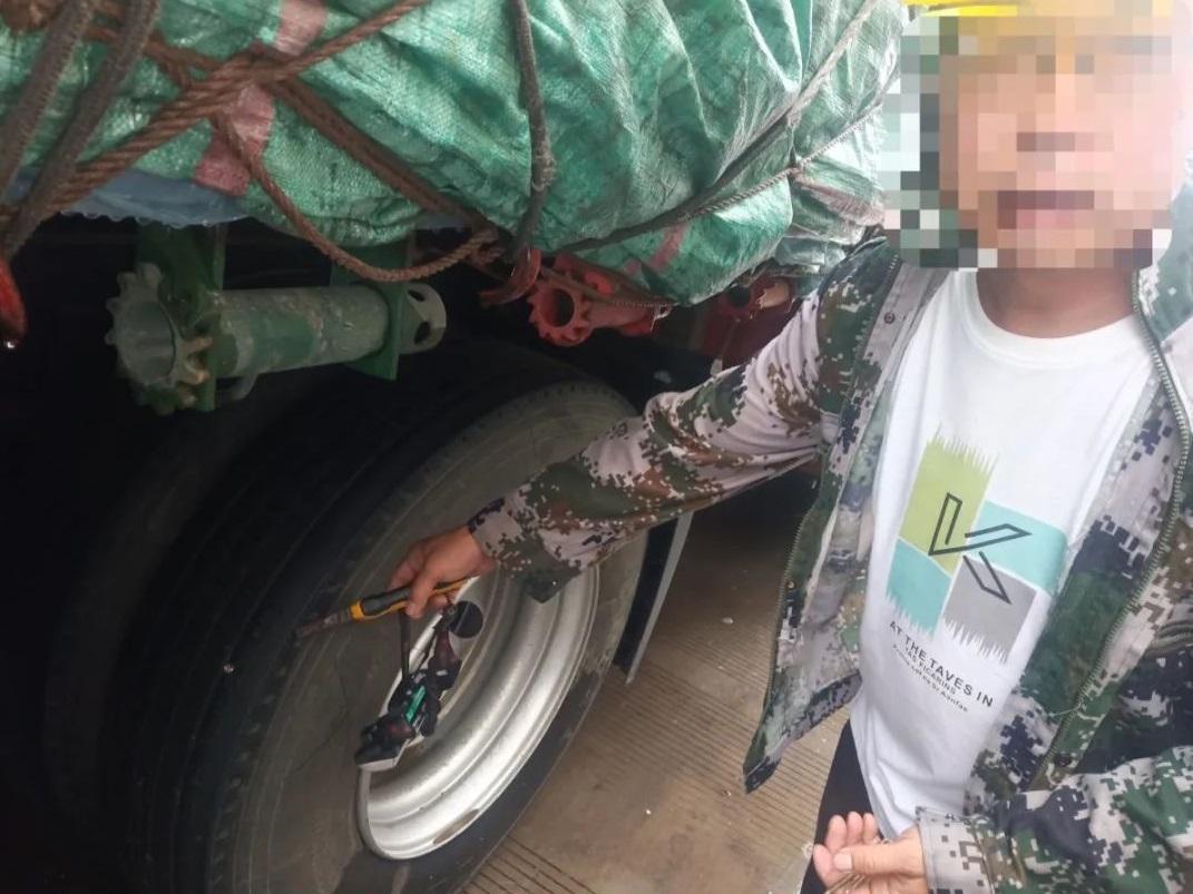 受害者展示被螺絲釘刺穿的輪胎。(河北交警微信)