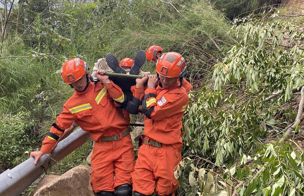 救援人員將傷者送出災區。(新華社)