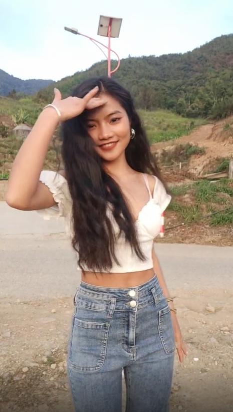 南依在抖音為服裝網店拍短片帶貨。(南依抖音)