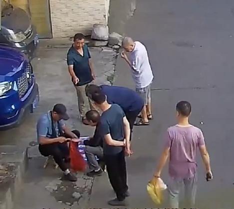 「大師」等人在街邊擺檔,吸引好奇的長者上釣。(互聯網)