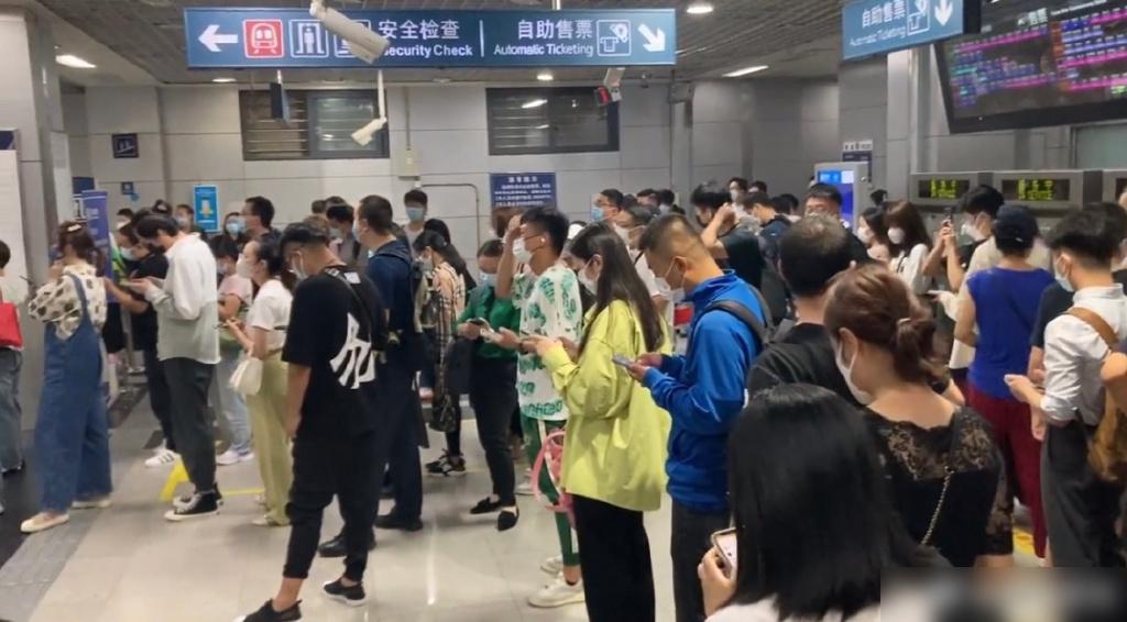 北京地鐵全線壞閘機,車站內人山人海。(互聯網)