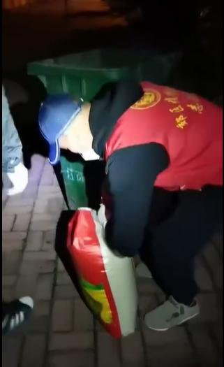 黑龍江佳木斯市有防疫人員倒掉整包米,又砸爛雞蛋後倒掉。(互聯網)