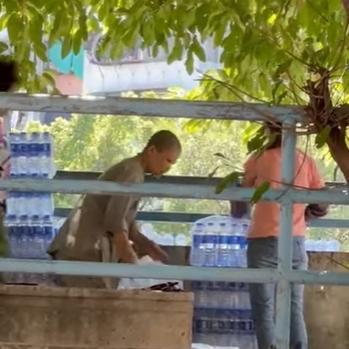 廣東一條河邊近日有人「放生礦泉水」。(互聯網)