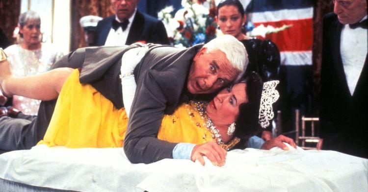 《白頭神探勇救事頭婆》是美國喜劇,劇中的伊利沙伯則由已故演員Jeannette Charles所飾。